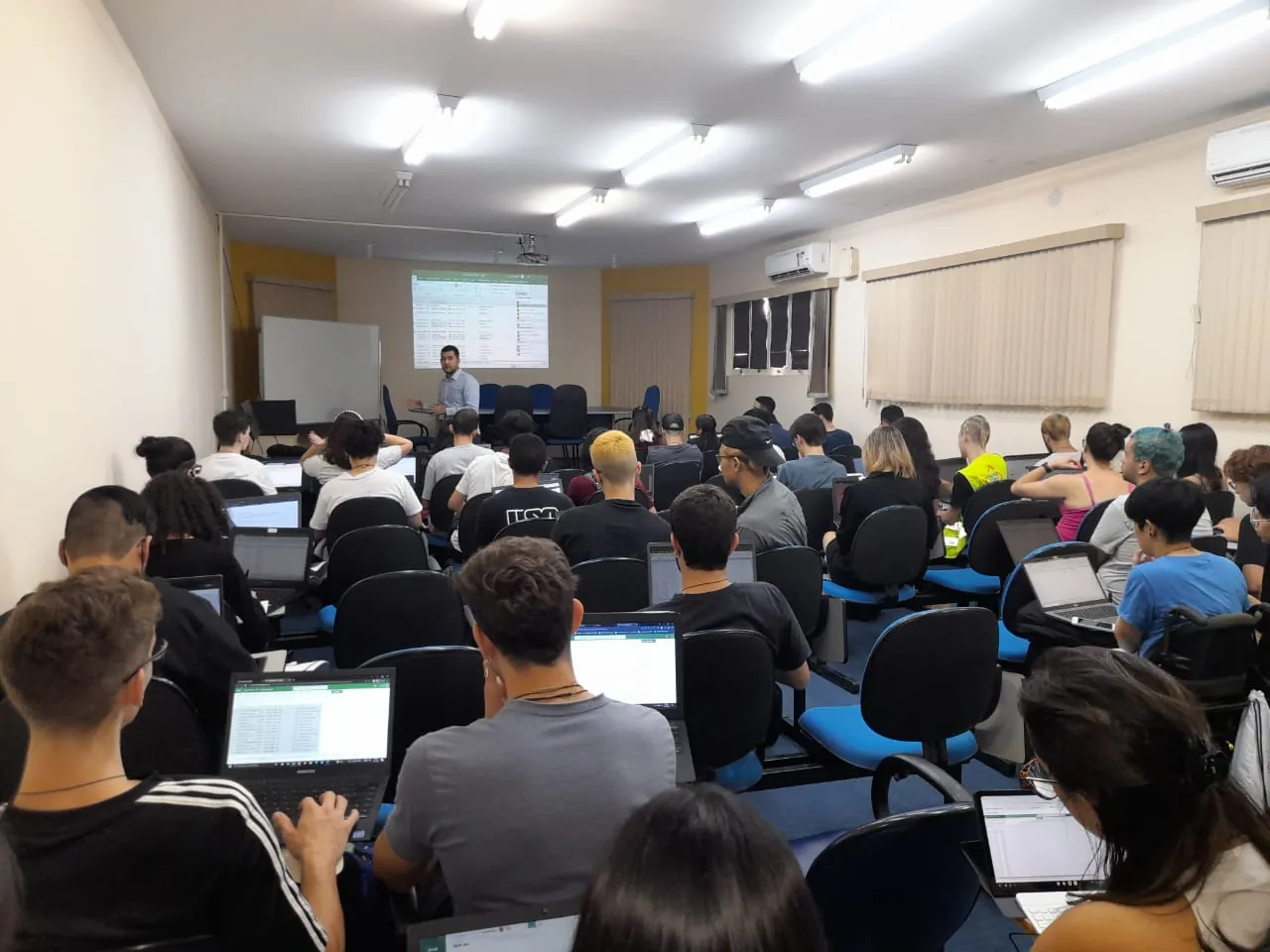 Professor Hebert Lopes ministrando treinamento presencial de Excel na USP-Lorena